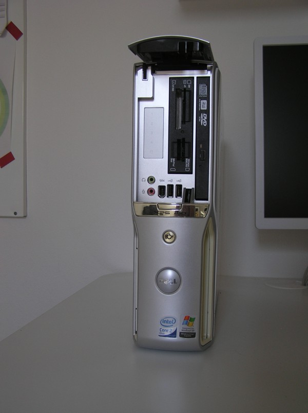 Hier ist die Vorderseite des Rechner, mit geöffneter Blende photo